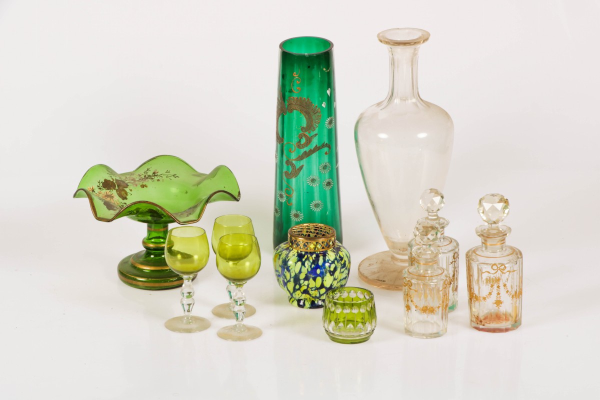 Een lot divers glaswerk waaronder een bloemensteker, een tazza en diverse flacons met goudbeschildering.
