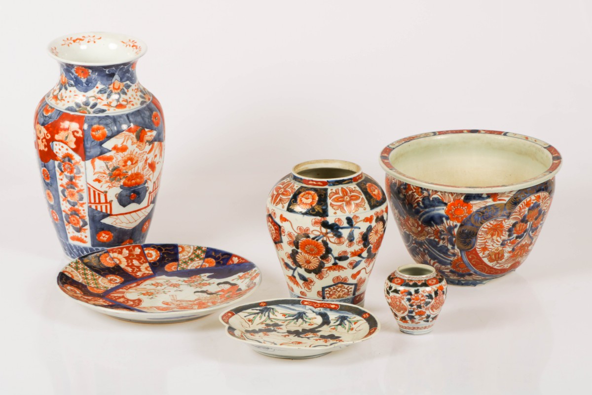 Een lot divers porselein met Imari decor. waaronder een cachepot en diverse schotels, Japan, 18e en 19e eeuw.