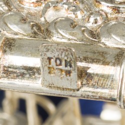 Miniatuur koets met paarden in vitrine, zilver.