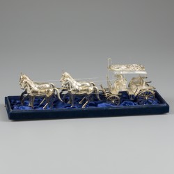 Miniatuur koets met paarden in vitrine, zilver.