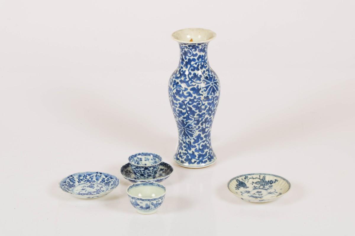 Een lot divers Chinees porselein, waaronder een balustervaasje en kop-, en schotels, China, 18e en 19e eeuw.