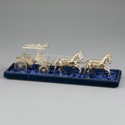 Miniatuur koets met paarden in vitrine, zilver.