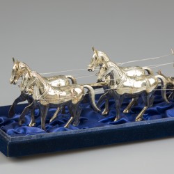 Miniatuur koets met paarden in vitrine, zilver.