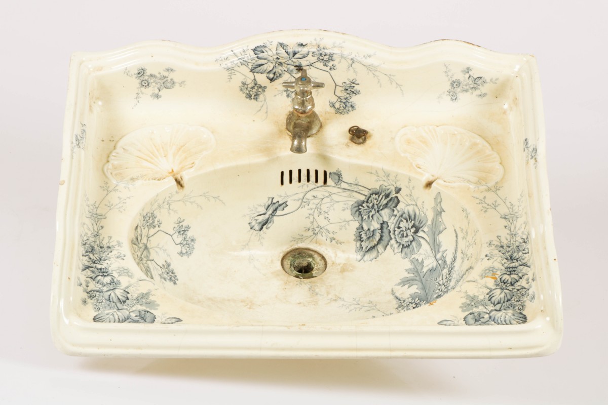Een aardewerken waterfontein/ wasbak met blauw transferware decor, Frankrijk, 1e helft 19e eeuw.