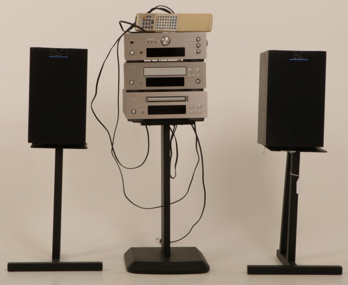 Een Lenco stereo toren bestaande uit een tuner, versterker en cd speler met daarbij een set speakers van het merk KEF.
