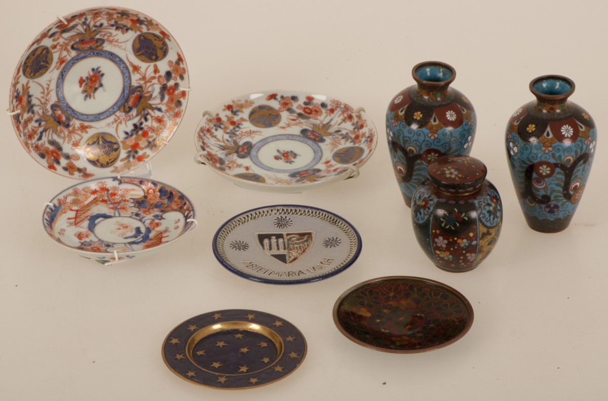 Een lot Aziatica bestaande uit cloisonné voorwerpen en porseleinen borden met Imari decor, Japan, 19e eeuw.