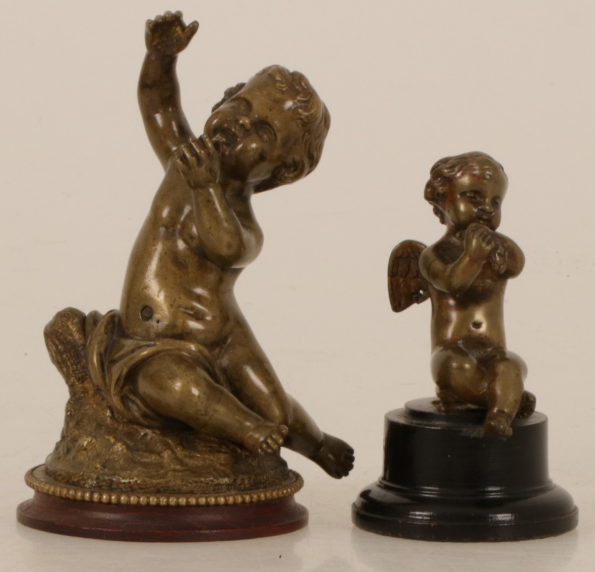 Een lot van (2) bronzen Putti. Circa 1900.
