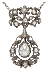 Zilveren hanger aan collier met roos geslepen diamant.