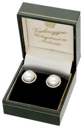 18K Witgouden entourage oorstekers bezet met bouton parel en diamant.