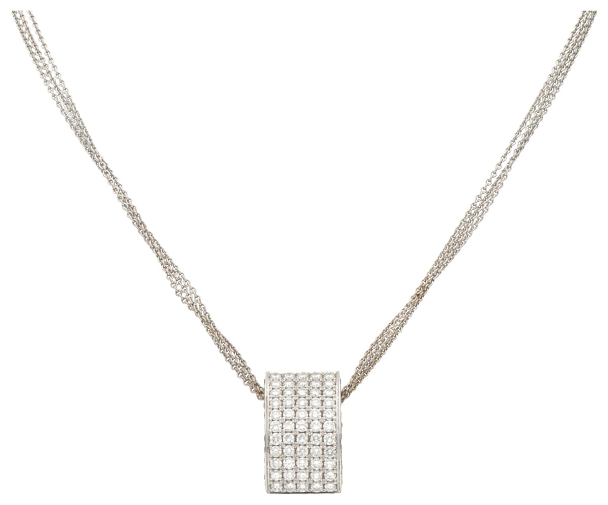 18K Witgouden hanger aan drie-strengs collier bezet met ca. 1.9 ct. diamant.