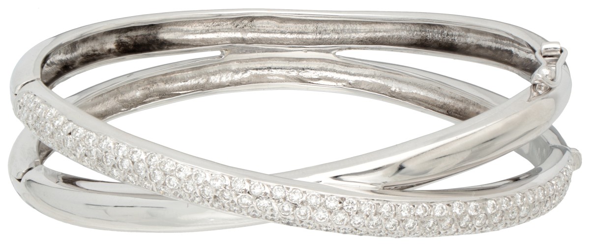 18K Witgouden crossover bangle armband bezet met ca. 1.92 ct. diamant.