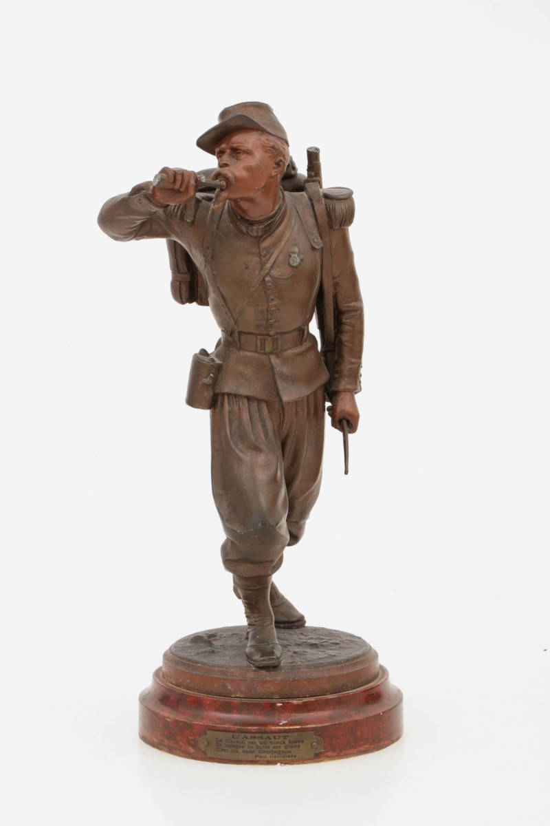 Een lot Zamac sculptuur van een soldaat, Frankrijk, eind 19e eeuw.