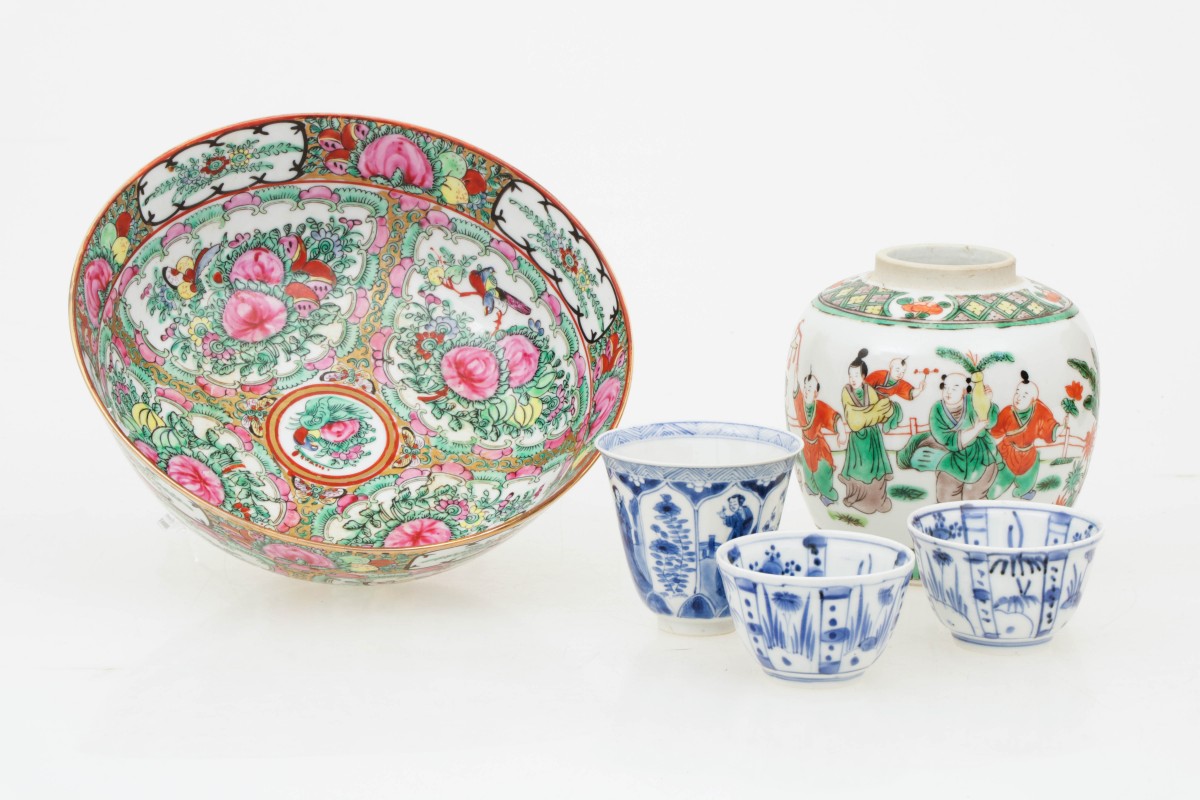 Een lot divers porselein, w.o. met famille verte decor, China, 18e eeuw en later.