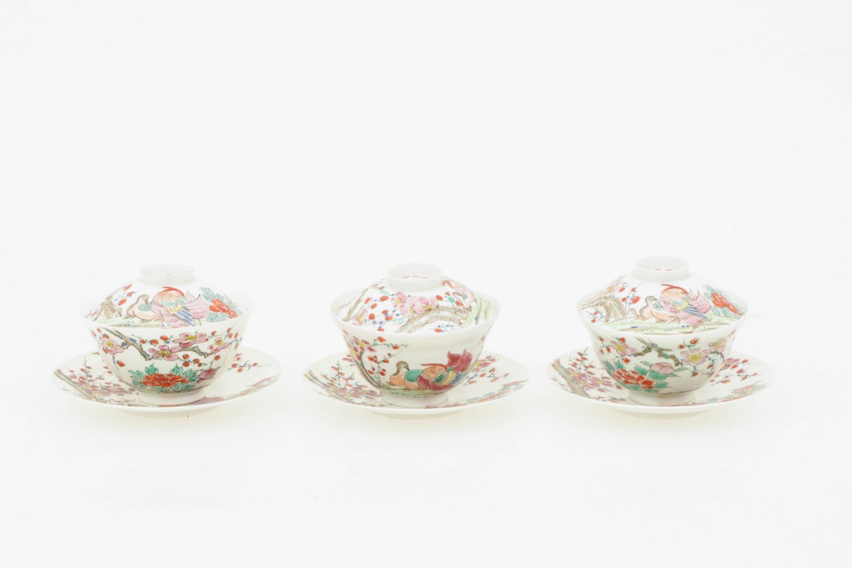 Een set van (3) eierschaal porseleinen dekselkommen gemerkt: Hirado Zo Mikawashi, Japan, 19e eeuw.
