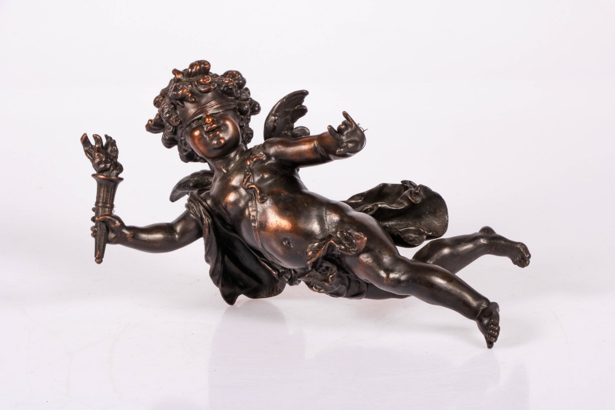 Een bronzen putto met fakkel, Frankrijk, 20e eeuw.