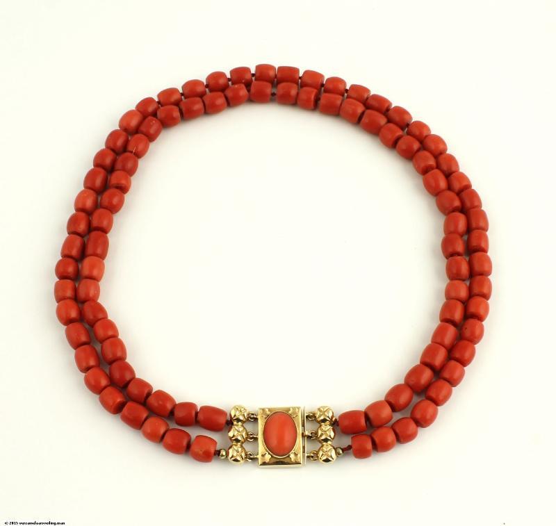 2 rijig bloedkoralen collier, geelgouden slot, 14 karaat