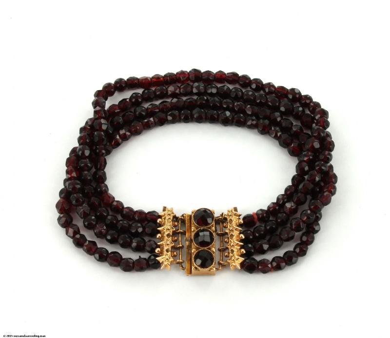 4 rijig glasgranaat armband, geelgouden slot,14 karaat