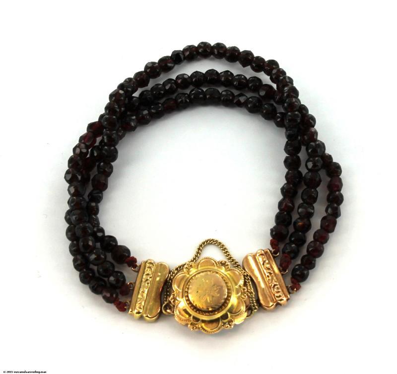 3 rijig glasgranaat armband, geelgouden slot,14 karaat