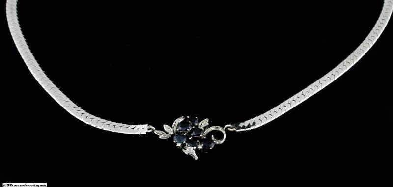 Witgouden choker bezet met blauwe saffieren en diamanten, 18 karaat