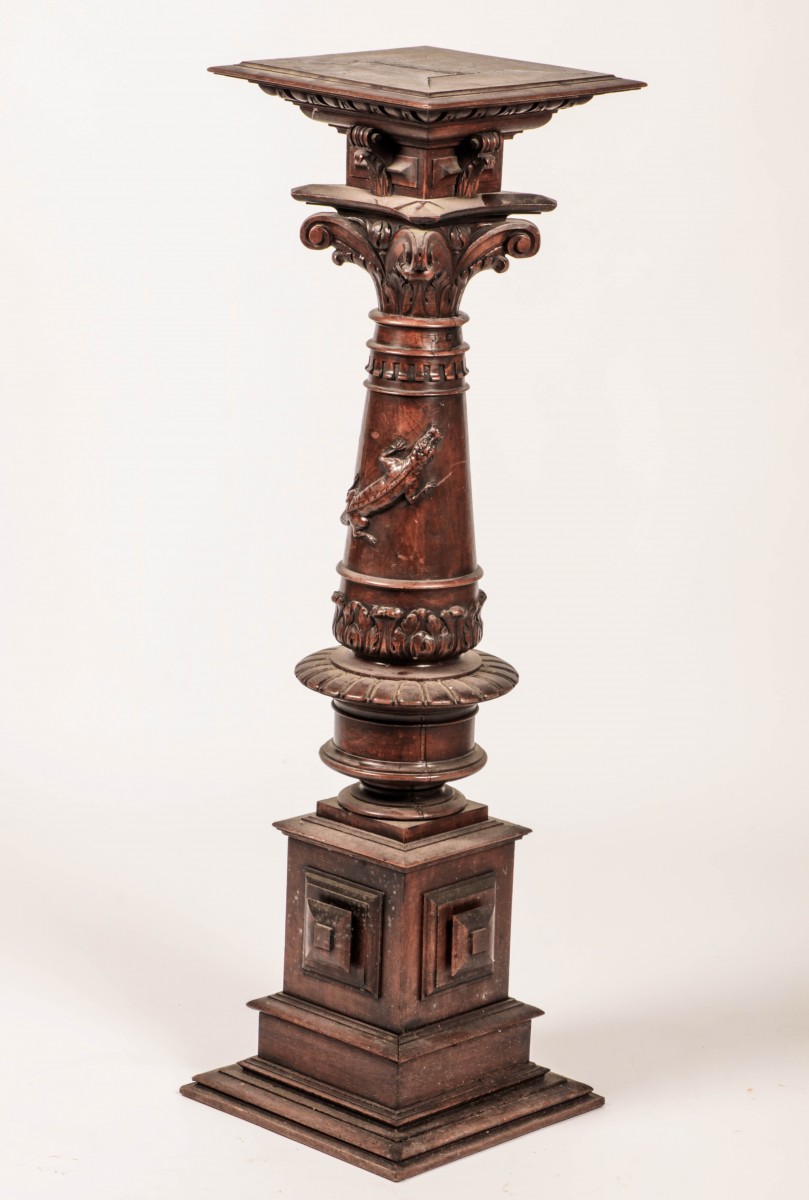 Een eikenhouten piëdestal met een Korintisch kapiteel, Duitsland, ca. 1900/ 1910.