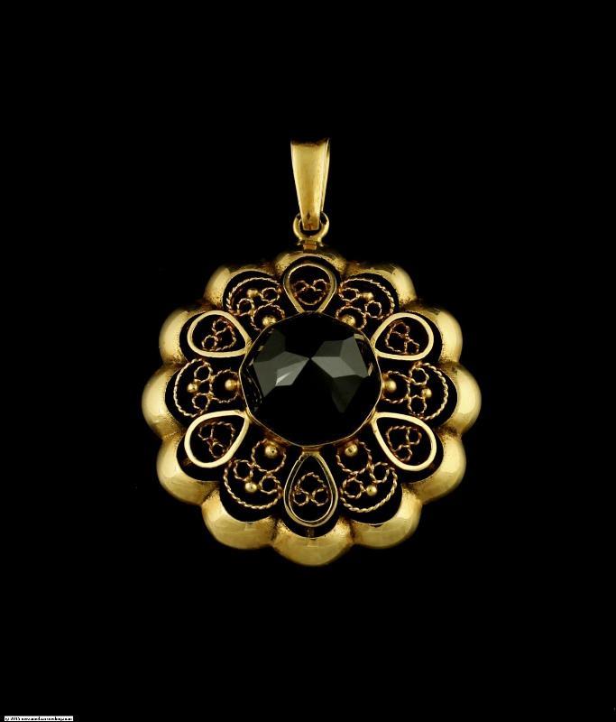 Geelgouden hanger bezet met granaat, 14 karaat