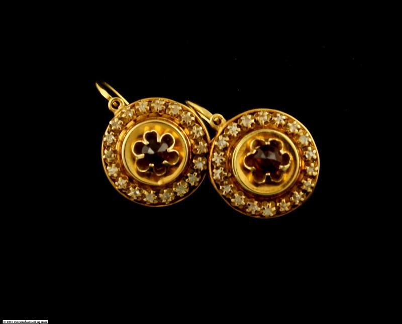 Geelgouden oorbellen bezet met diamanten en granaat, 14 karaat