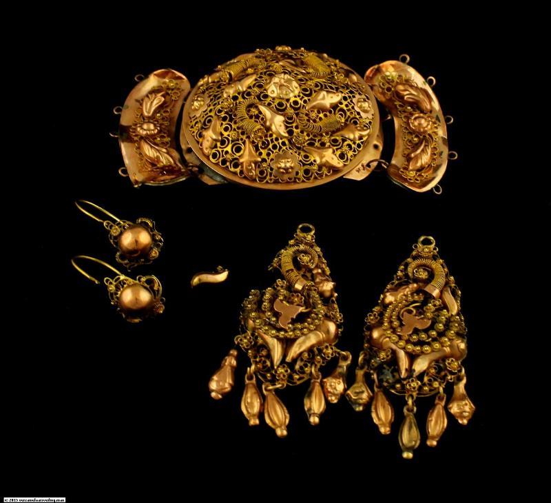Lot: Streeksieraden: Geelgouden slot, oorbellen en 2 mutsenbellen (filigrainwerk), 14 karaat