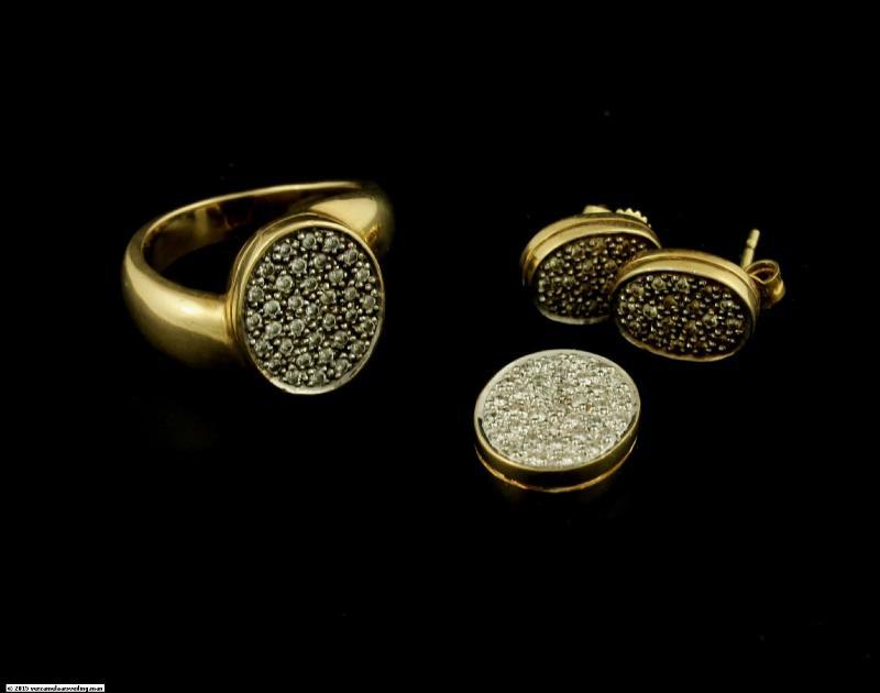 Lot: Hanger, ring en oorstekers, 14 karaat