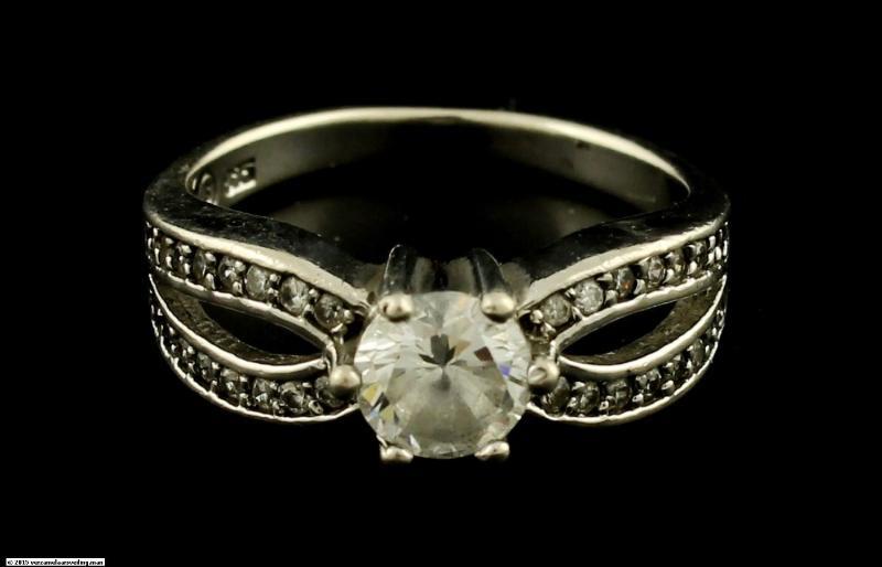 Zilveren Ring Solitare Met Briljant Geslepen Zirkonia's