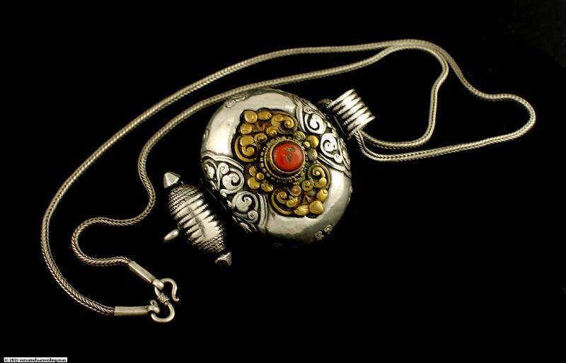 Zilveren gebedsdoos, Ghau hanger