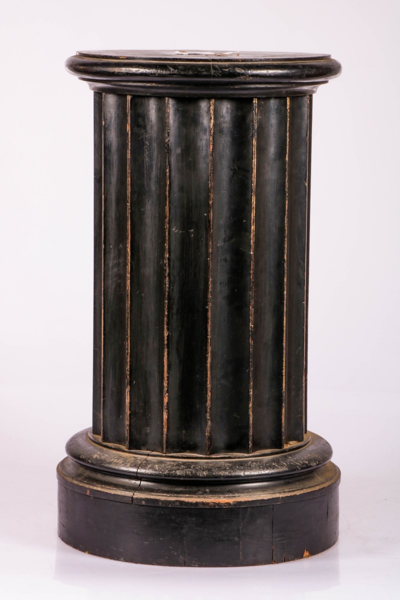 Een gezwart houten sokkel, 1e kwart 20e eeuw.