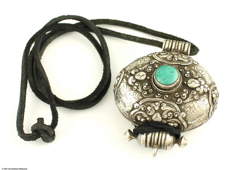 Zilveren gebedsdoos, Ghau hanger