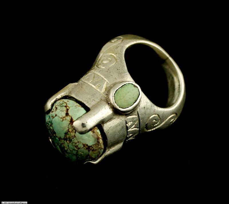 Zilveren ring, bezet met Jadeiet