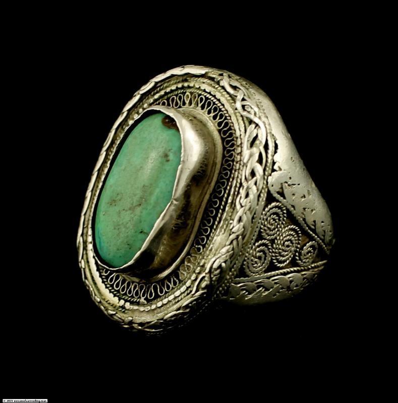 Zilveren ring, bezet met Jadeiet