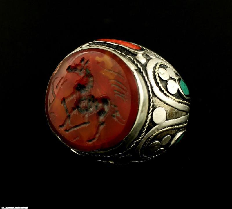 Zilveren ring, bezet met rode Agaat