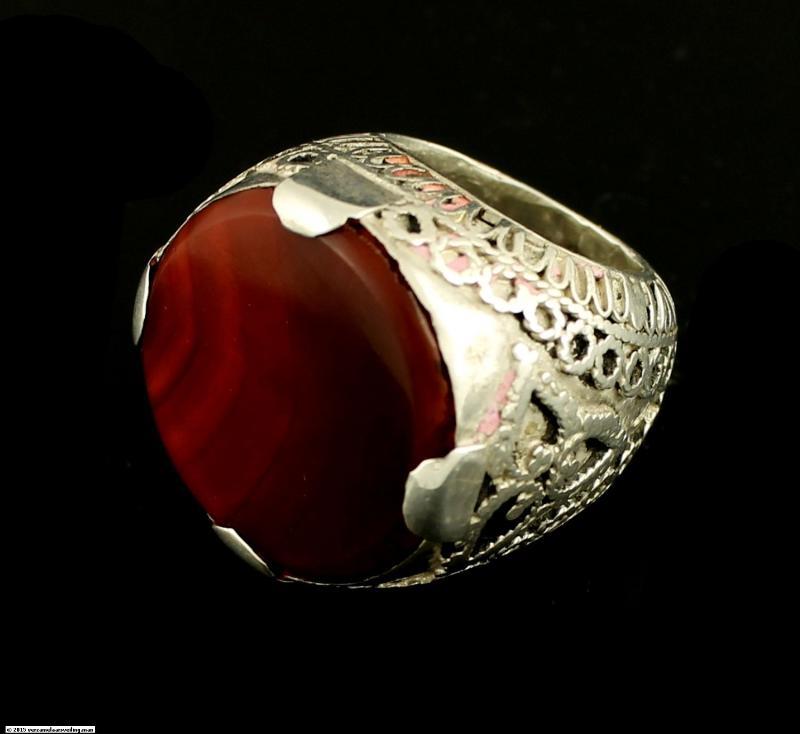 Zilveren ring, bezet met rode Agaat