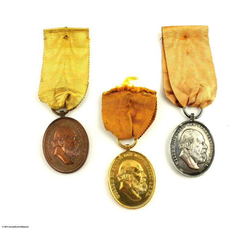 Onderscheidingen. Willem III, Voor IJver en Trouw. in goud zilver en brons. Met originele linten.