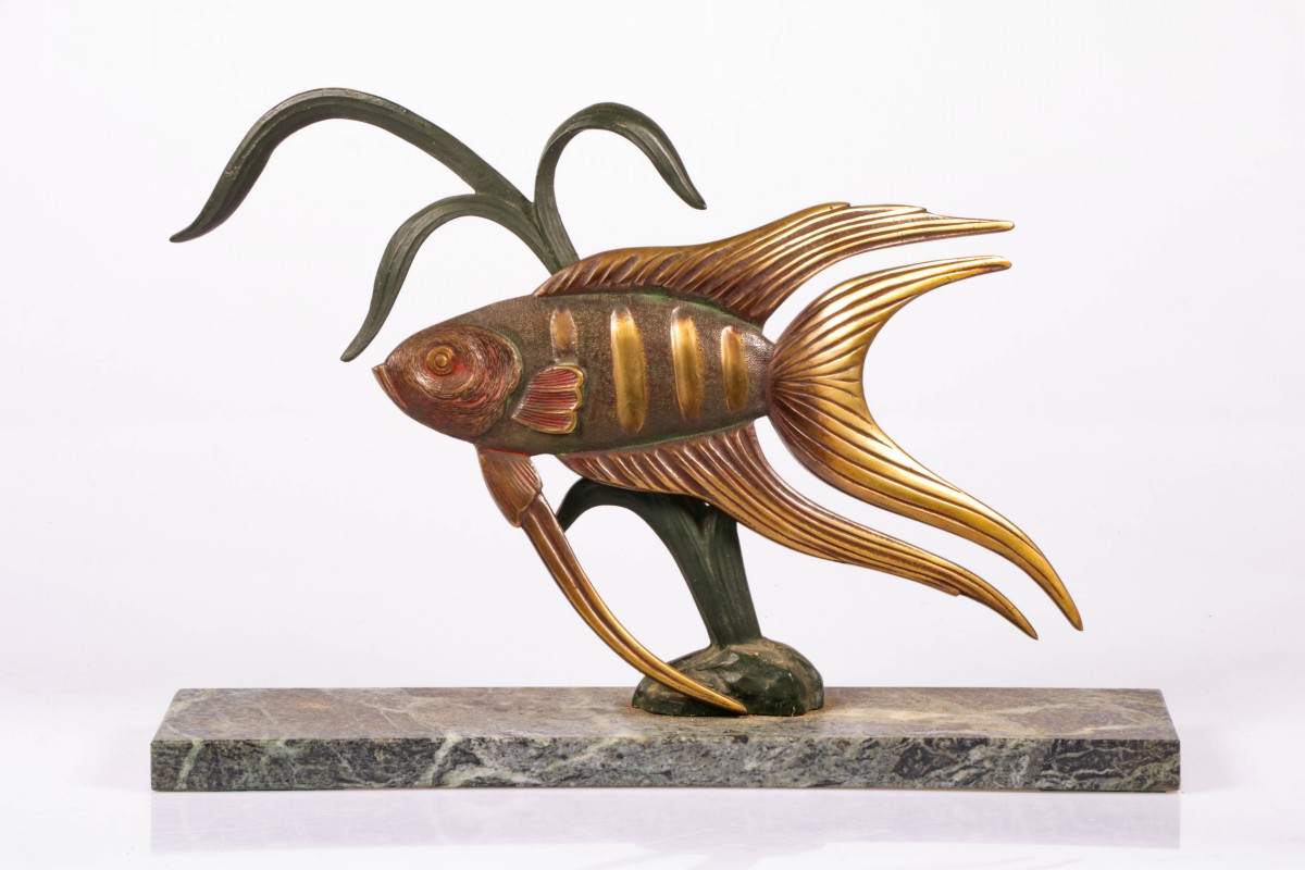 Een bronzen sculptuur van een sluierstaart vis, 1e helft 20e eeuw.