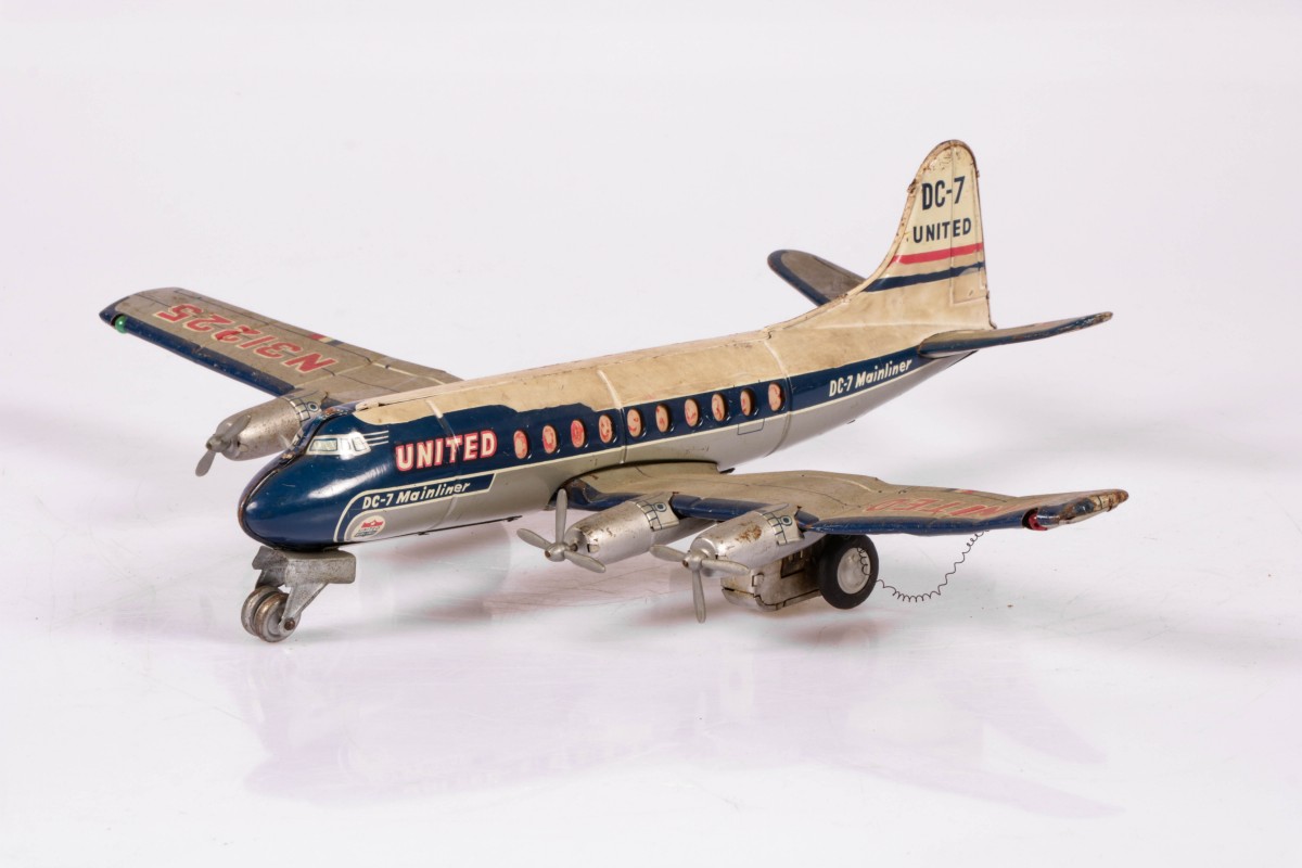 Een model-vliegtuig, United Airline, DC-7 Mainliner, 2e helft 20e eeuw.