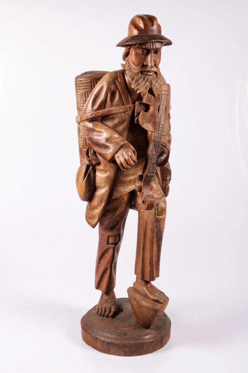 Een gestoken houten Schwarzwalder (Zwarte Woud) sculptuur van Vitalis, Duitsland, begin 20e eeuw.