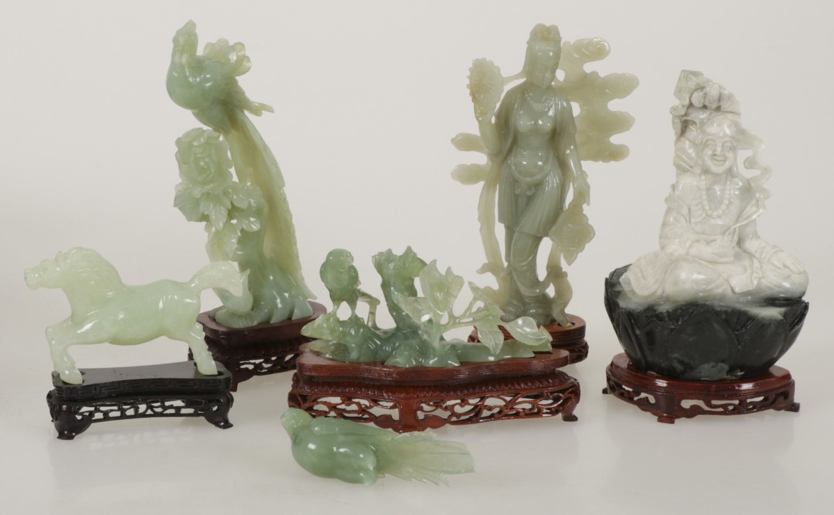 Een lot diverse sculpturen in jade. China, 2e helft 20e eeuw.