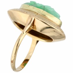 Geelgouden ring met floraal gesneden jade in een ovale zetting - 14 kt.