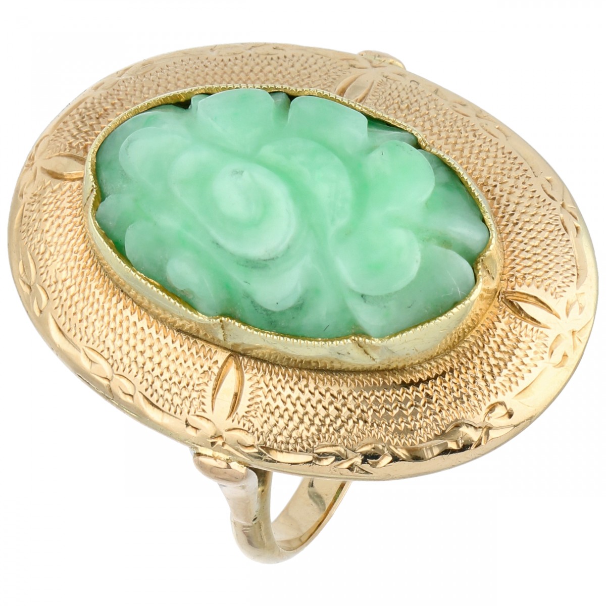 Geelgouden ring met floraal gesneden jade in een ovale zetting - 14 kt.