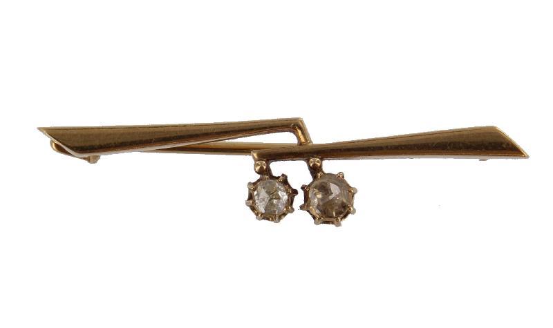 Geelgouden broche bezet met 2 roosgeslepen diamanten, 14 karaat