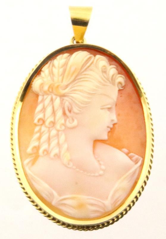 Geelgouden hanger bezet met gesneden camee, 14 karaat