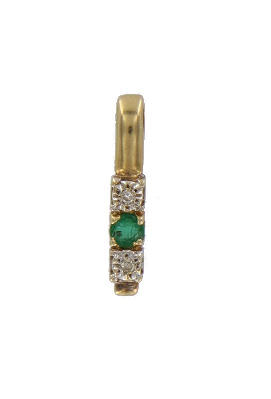 Geelgouden hanger bezet met 2 briljant geslepen diamanten en smaragd, 14 karaat