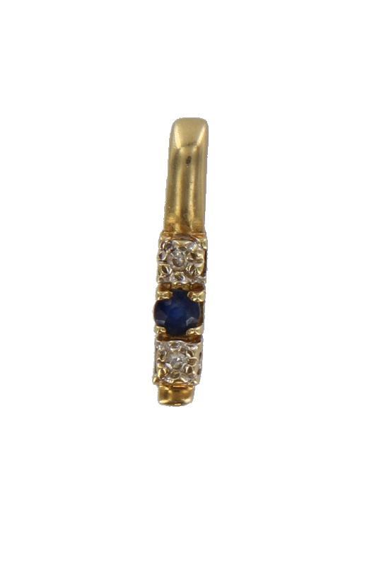 Geelgouden hanger bezet met 2 briljant geslepen diamanten en saffier, 14 karaat