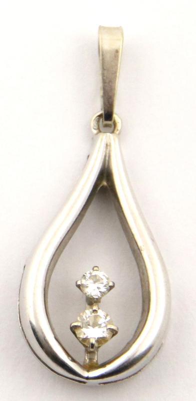 Witgouden hanger bezet met 2 briljant geslepen diamanten, 14 karaat