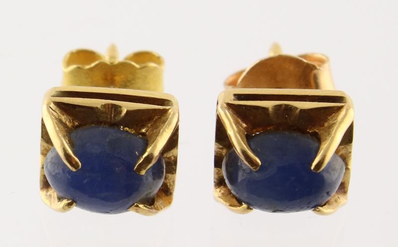 Geelgouden oorstekers bezet met twee Lapis Lazulistenen, 18 karaat
