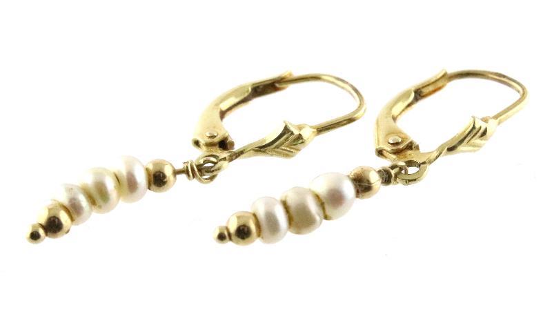 Geelgouden oorhangers bezet met elk 3 parels, 14 karaat